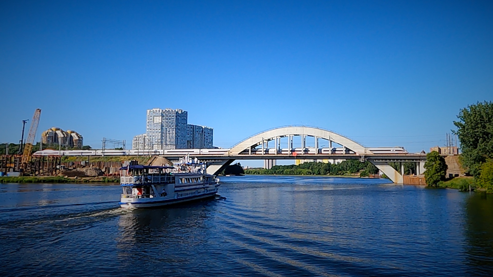 Поезда и теплоходы / Сапсан, Ласточки на железнодорожном мосту над каналом им. Москвы смотреть онлайн