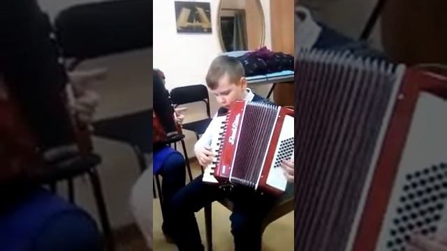 Песня Новый год , Елка шарики хлопушки,на аккордеон,играет Солдаткин Матвей,2 класс. смотреть онлайн