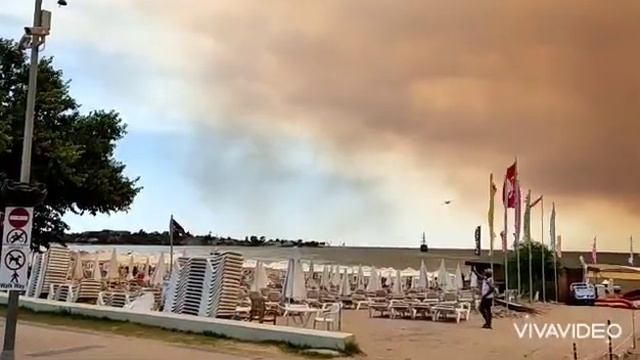 Вертолет набирает воду недалеко от отелей в Сиде, Турция смотреть онлайн