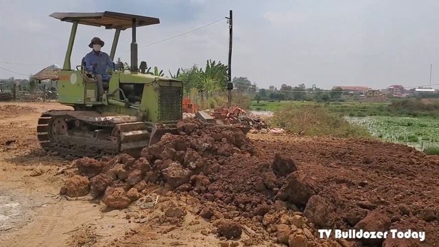 Activities Push The Ground to fill the pit of the Building Next to the Lake - KOMATSU D20P смотреть онлайн