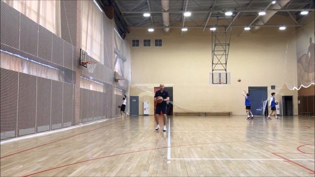 Скрестный шаг в баскетболе. Отработка движения с использованием линии. смотреть онлайн