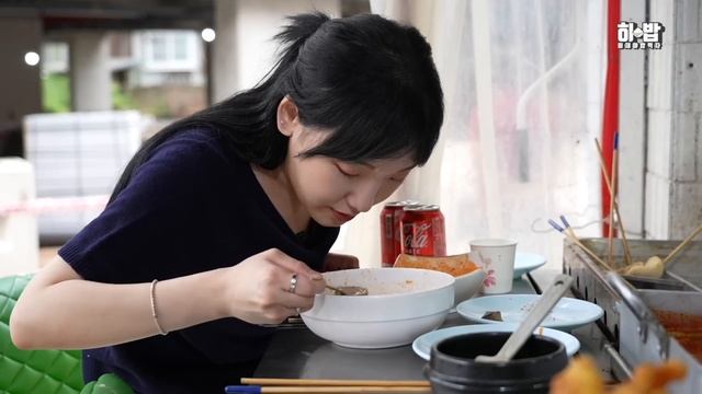 최선을 다해 먹었는데 고작 3만원이라구요..? 요즘 이런 집 찾기힘든데..가격도 맛도 그대로인데 시간이 멈춘 30년 전통의 분식집 먹방 смотреть онлайн