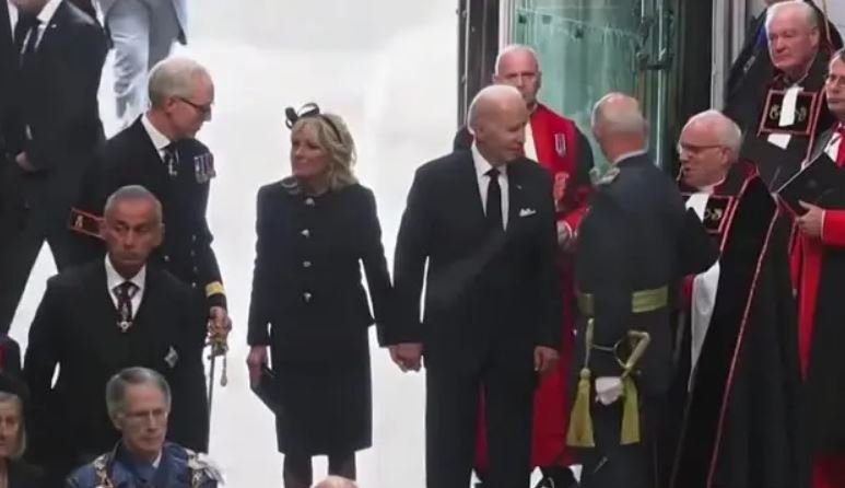 Президент США Джо Байден чуть не сорвал церемонию прощания с королевой Великобритании Елизаветой II смотреть онлайн