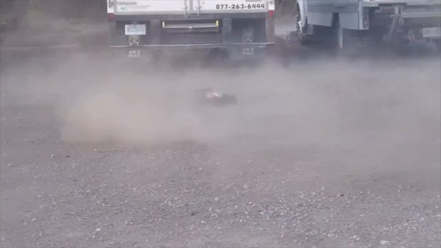 Dusty Dirt Diggin Drama DayZ - ARRMA Typhon BLX and Traxxas Slash LCG Ultimate смотреть онлайн