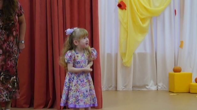 Аришка рассказывает стих про дождик (Праздник осени, 27.10.15)