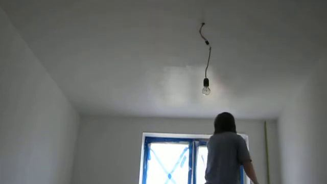 Покраска потолка водоэмульсионной краской ручным способом при помощи валика смотреть онлайн