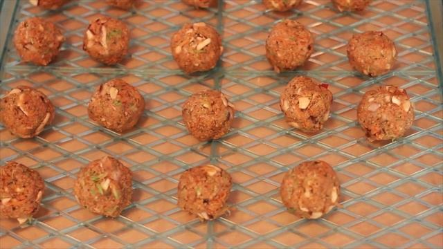 RAW VEGAN цукини паста с томатным соусом и фрикадельками смотреть онлайн