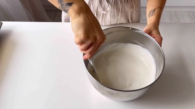 Торт Деймон с профитролями, пломбирным ванильным муссом, малиново-клубничным кули и хрустяшкой смотреть онлайн