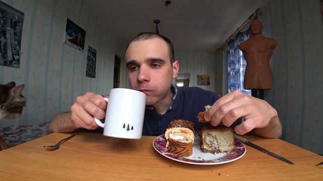 МУКБАНГ АСМР РУЛЕТ БИСКВИТНЫЙ КЛУБНИКА СО СЛИВКАМИ / КЕКС / КОФЕ / SWEET / EATING ASMR Mukbang