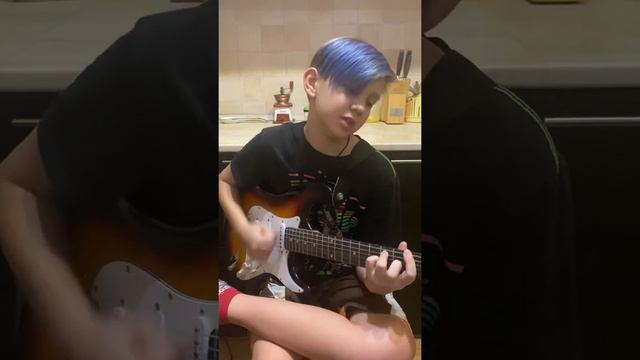 Ананас-Адидас в исполнении Михи (электрогитара) смотреть онлайн