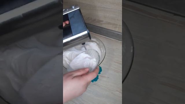 РЕЦЕПТ МЕРЕНГОВОГО РУЛЕТА.МЕРЕНГОВЫЙ РУЛЕТ В ДОМАШНИХ УСЛОВИЯХ смотреть онлайн