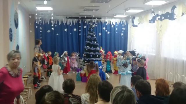Новогодний утренник в детском саду. Макс рассказывает стихотворение. смотреть онлайн