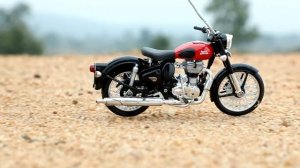 Два мотоцикла вытаскивают грузовичок