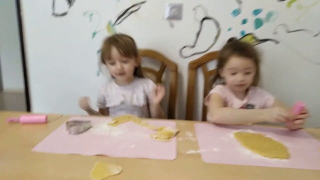 Маша и Аня печем и украшаем печеньки Весёлые и вкусные видео для детей с KIDS Masha and Anya смотреть онлайн