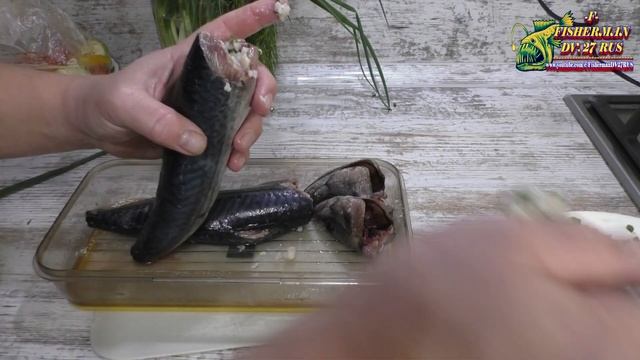 Скумбрия в духовке, со вкусной начинкой из риса и кальмаров, Рецепт из рыбы от Fisherman DV. 27 смотреть онлайн