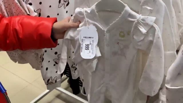 Алиса покупает одежду в магазине / Alice Is Shopping In The Store