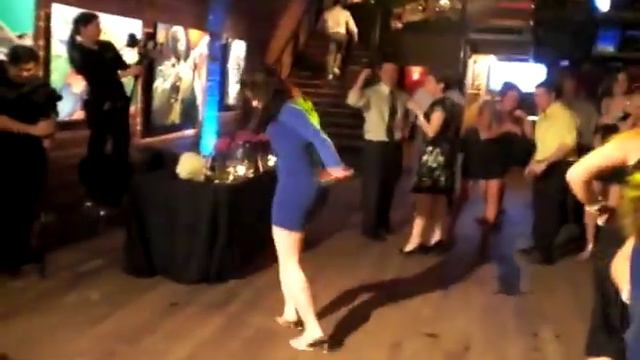Girl's Crazy Awesome Wedding Dance - Jump Around смотреть онлайн