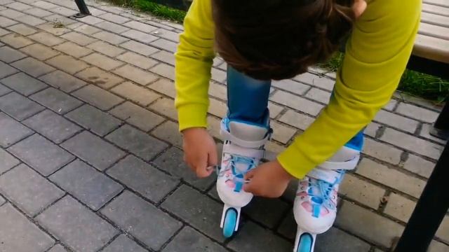 В первый раз на роликах во дворе! Пробуем ролики смотреть онлайн