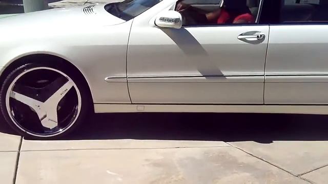 White Mercedes Benz W220 on 22" blades choppin смотреть онлайн