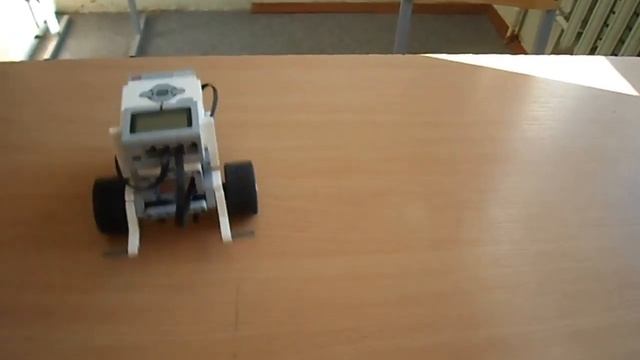 Движение робота по квадрату смотреть онлайн