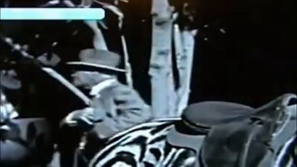 Женщина с мобильным телефоном в фильме 1928 года