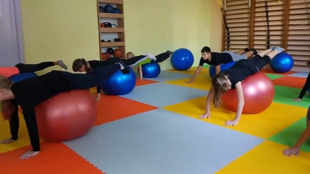 Гимнастика при сколиозе Упражнения на фитболе смотреть онлайн