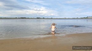 Ребёнок тонет в воде на моих глазах, но я этого не вижу, потому что смотрю за своим ребёнком.