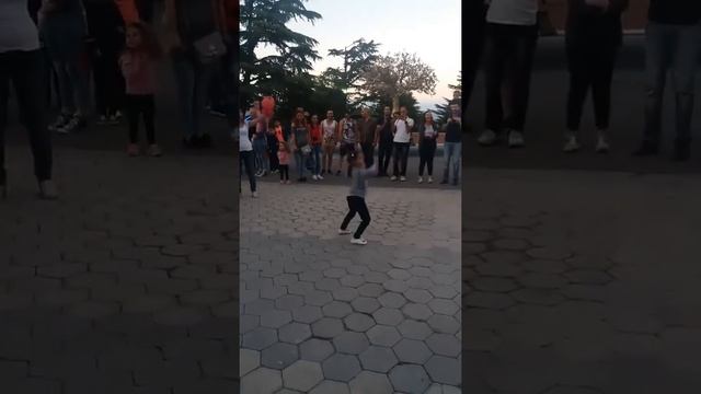 Зажигательный танец маленькой девочки создал настоящий ажиотаж вокруг смотреть онлайн