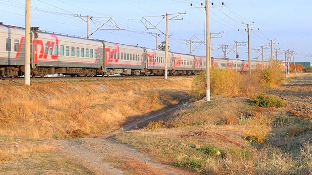ЭП1-211 с Пассажирским поездом смотреть онлайн
