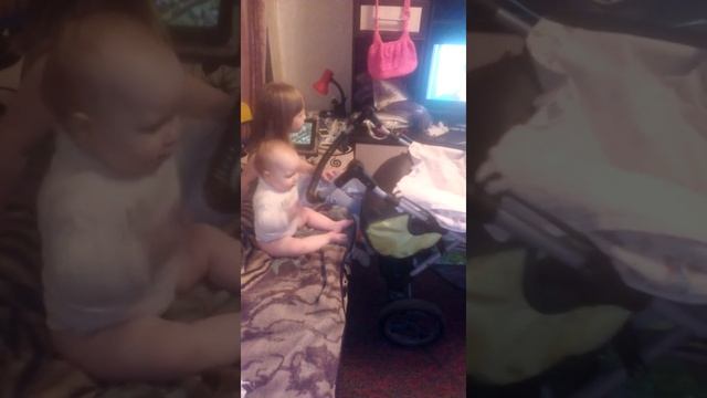 Дочка катает свою коляску смотреть онлайн