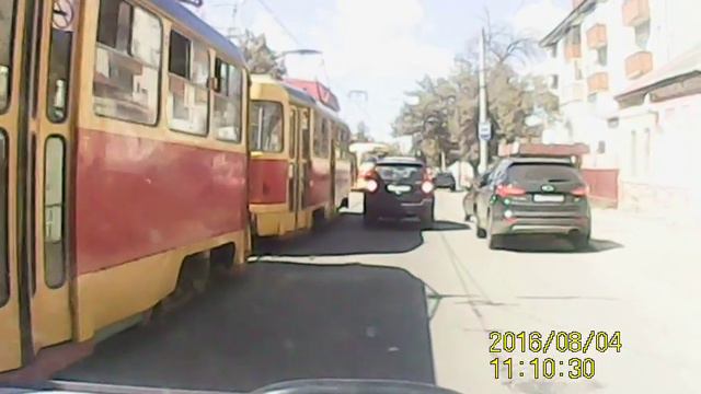 Трамвай сошел с рельс смотреть онлайн
