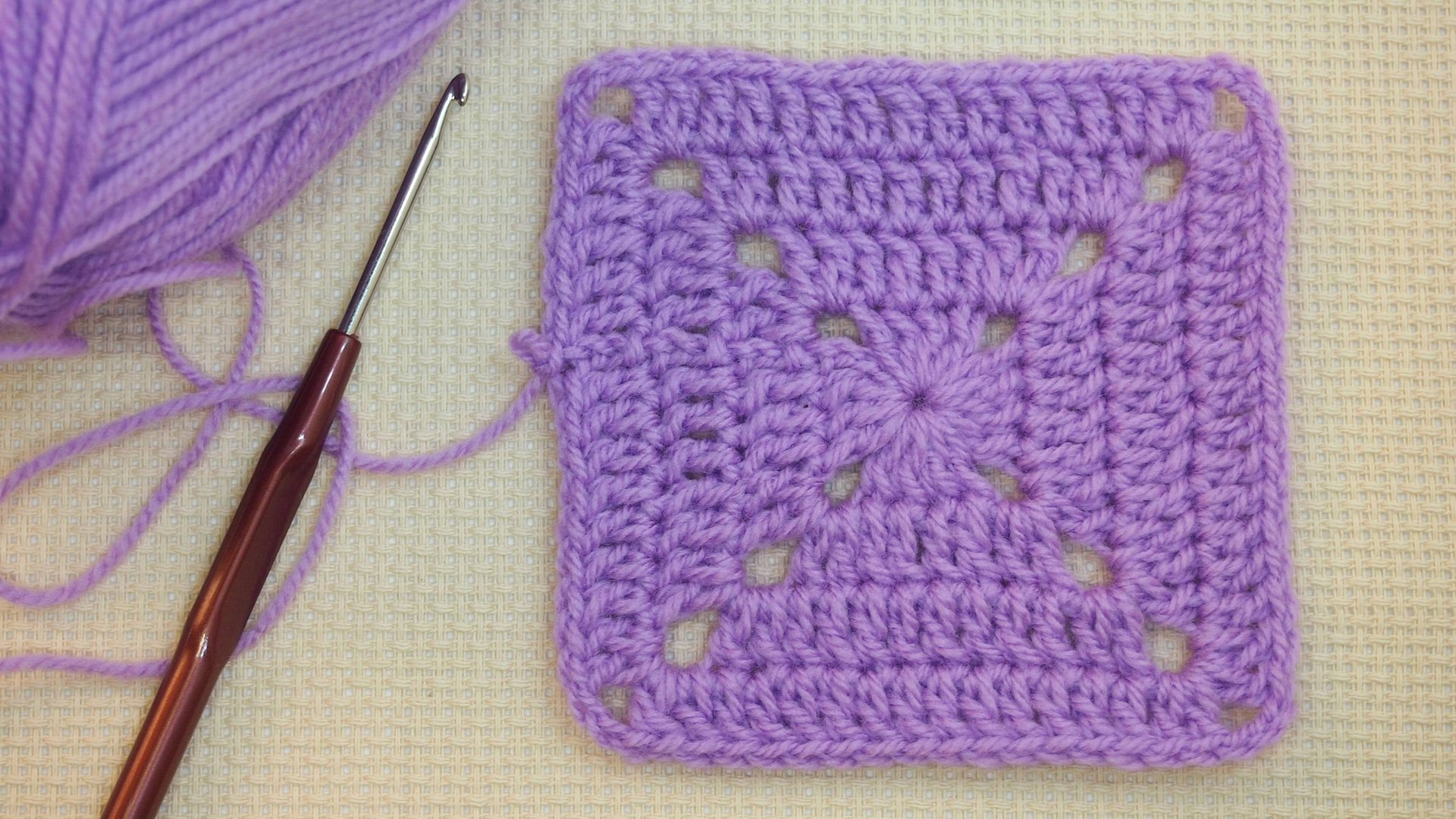Плотный бабушкин квадрат крючком.Как вязать начинающим. How to Crochet a Granny Square Урок 32 смотреть онлайн