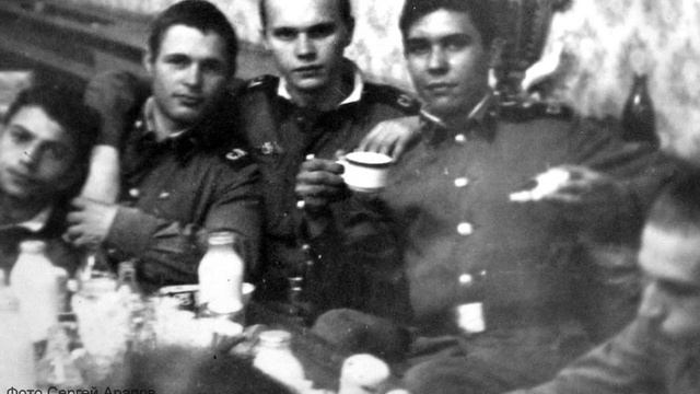 ЮНОСТИ В СЕРОЙ ШИНЕЛИ ПОСВЯЩАЕТСЯ смотреть онлайн