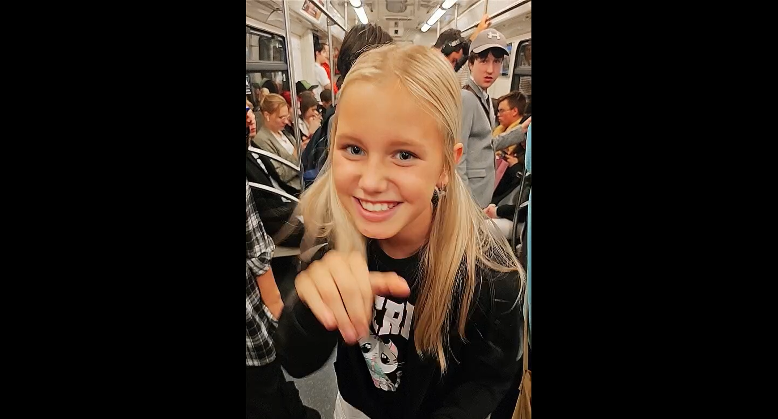 Зажгла в метро!