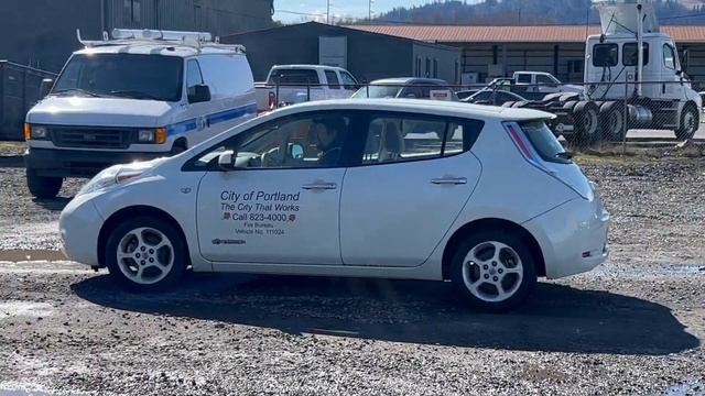 2011 Nissan Leaf Electric Sedan смотреть онлайн