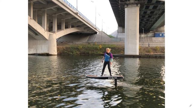 Полёты над водой на доске. Flying over water on a Board. смотреть онлайн