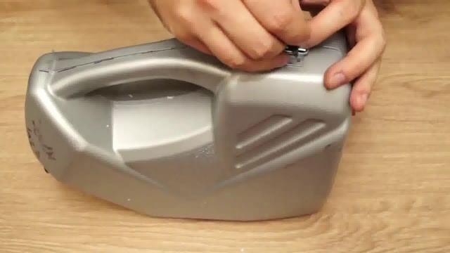 ПОЛЕЗНАЯ САМОДЕЛКА ИЗ ОБЫЧНОЙ КАНИСТРЫ СДЕЛАЙ И СЕБЕ ТАКОЕ ПРИСПОСОБЛЕНИЕ. смотреть онлайн