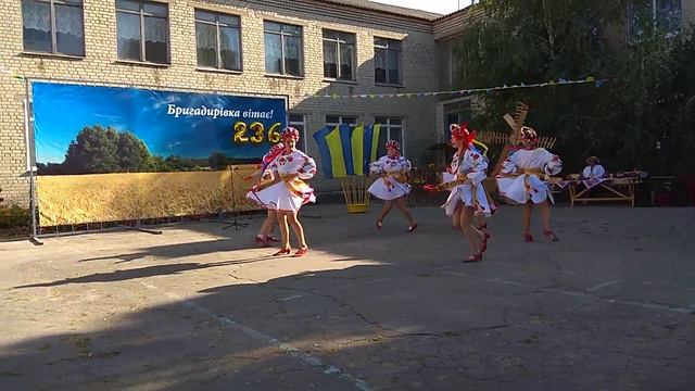 Подростковый танцевальный коллектив . смотреть онлайн