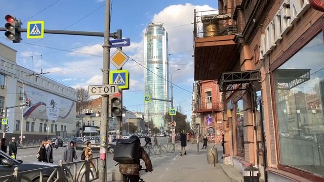Спилили деревья в Екатеринбурге за Цирком 18.04.2023 Атмосферная прогулка по центру города. смотреть онлайн