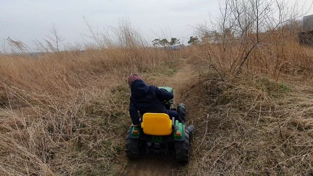 Покатушки на детском тракторе по бездорожью. Off-road children's tractor смотреть онлайн