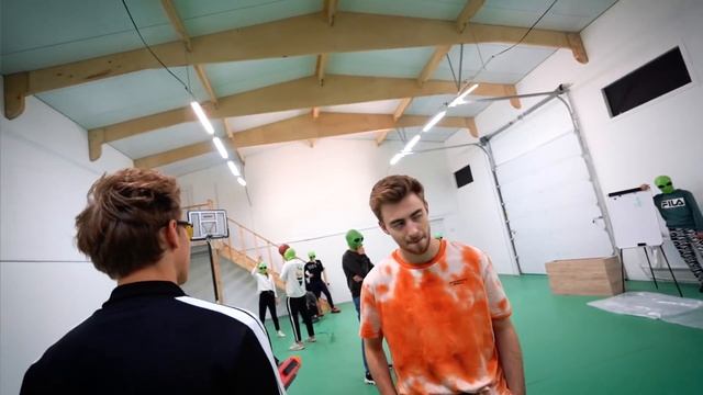 ПРИШЕЛЕЦ КОТОРЫЙ ВЫЖИВЕТ, ПОЛУЧИТ 1000$ ! смотреть онлайн