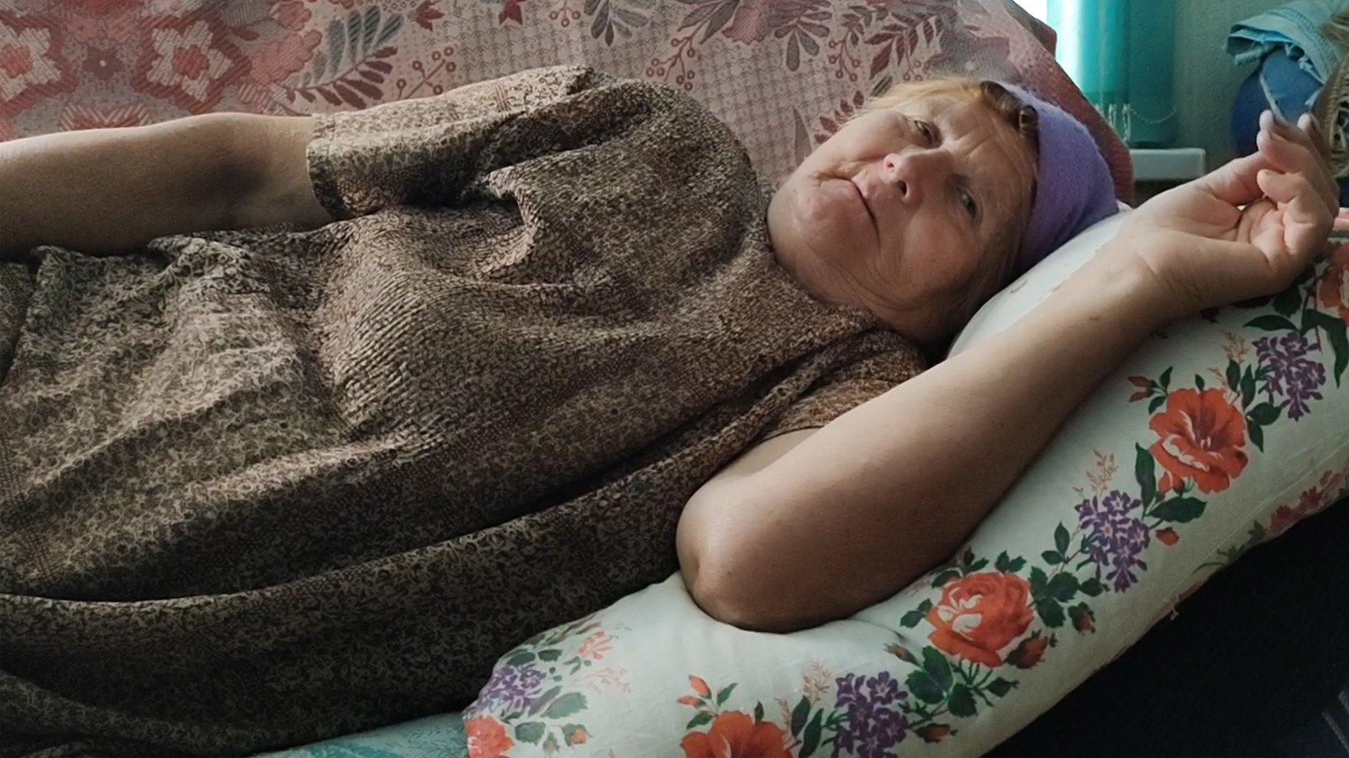 Разговор с бабушкой в её комнате смотреть онлайн