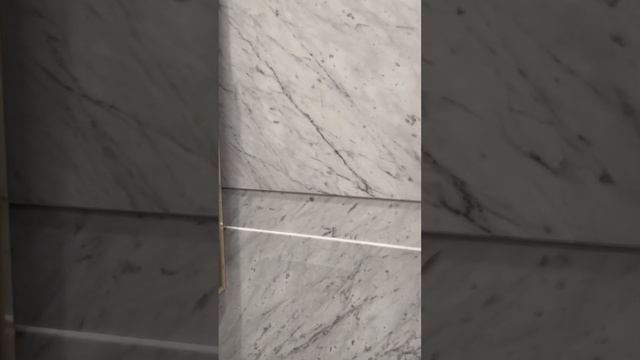 Отделка ванной комнаты итальянским мрамором Bianco Carrara в Москве смотреть онлайн