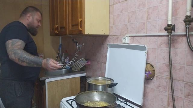 Паста с морепродуктами,кальмарами,мидиями,осьминогами и креветками. Не судите строго,я не повар!??? смотреть онлайн