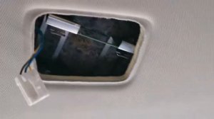 Вставляем пассажирский плафон Mitsubishi