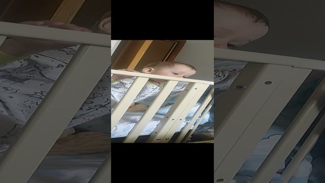 Малыш пытается встать на ноги