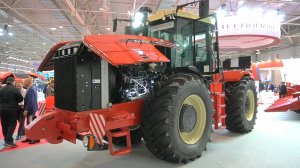 Взбираюсь в кабину огромного колёсного трактора. Машина российская, а за рулём как в иномарке ???