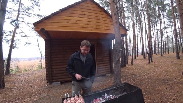 Как ПРАВИЛЬНО жарить шашлык / What do you do with meat if you live in Russia смотреть онлайн