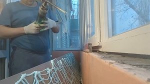 Приклеиваем ламинат к пенополистиролу.