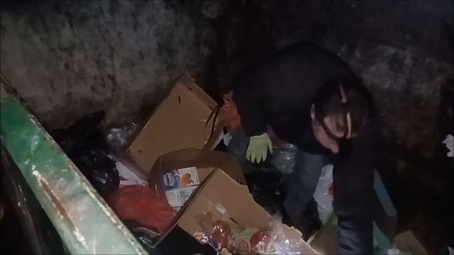 DUMPSTER DIVING ADVENTURE ~ FREE FOOD TO START THE HOLIDAY WEEKEND! смотреть онлайн